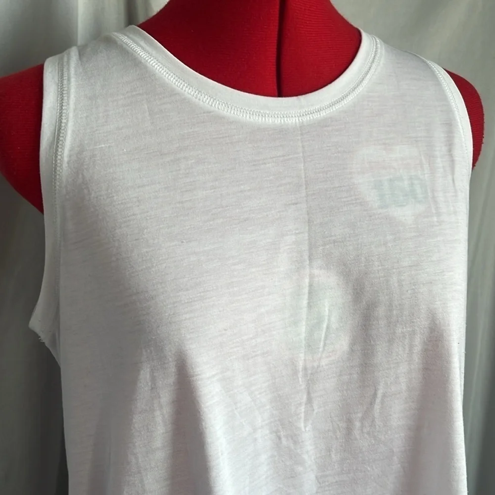SM196 Old navy active tank top in white with mesh and open. Back detailing - Picture 2 of 8